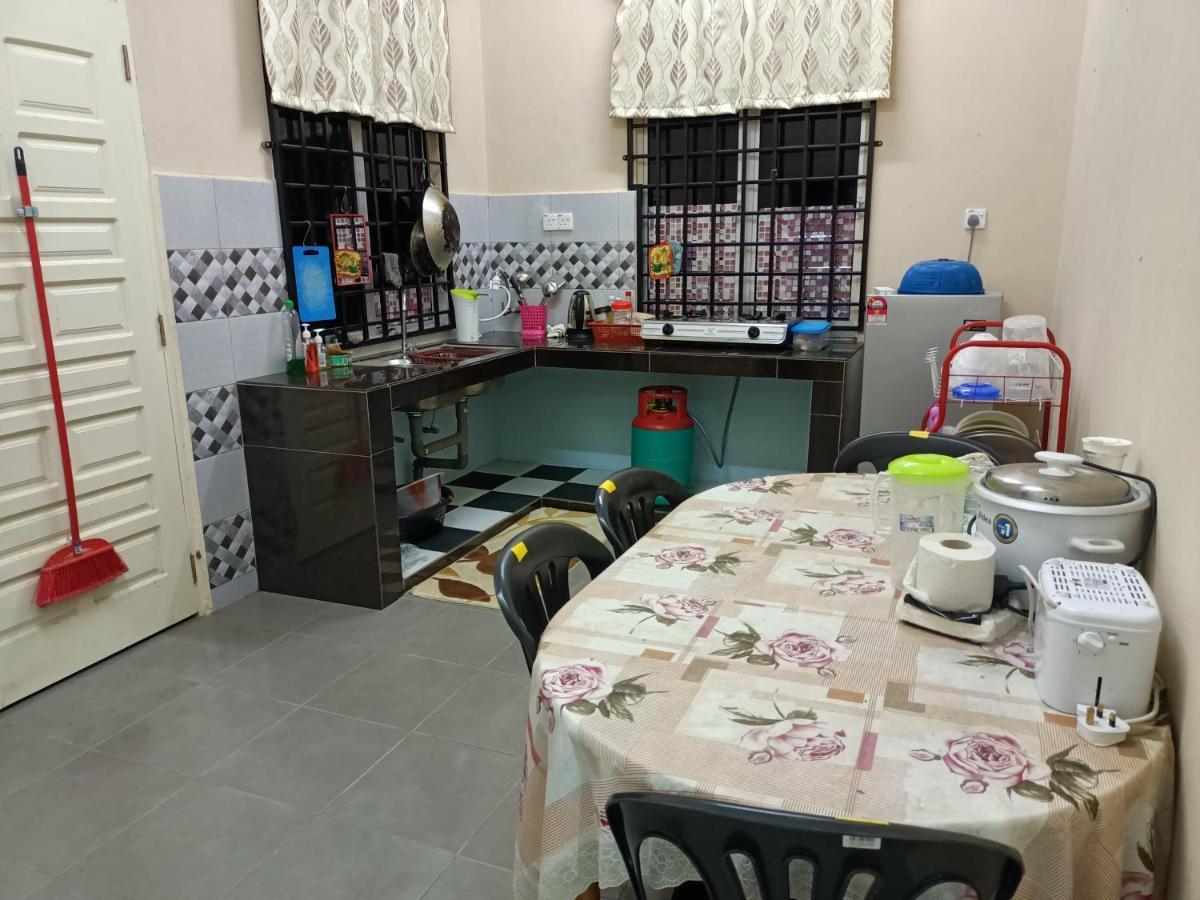 Ummi'S Homestay Kuala Besut Kampong Baru Exterior foto